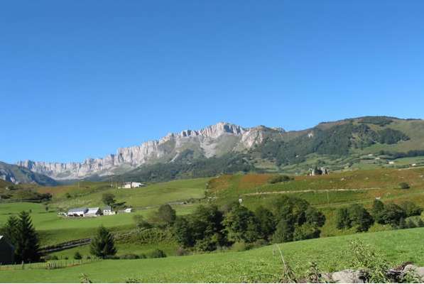 Vallée dAspe, les Pyrénées - Vue de Lescun